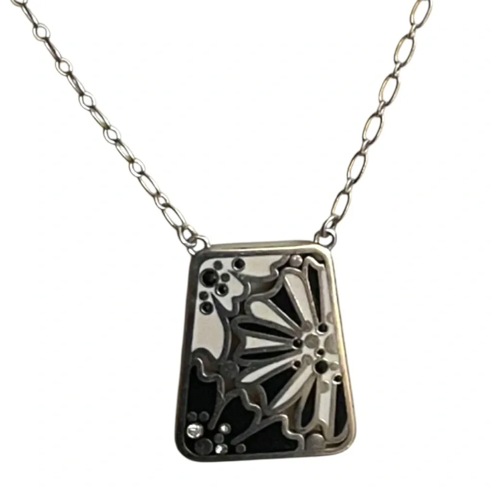 BRIGHTON OP COLLECTION BLACK WHITE FLOWER PENDANT NECKLACE SIGNED 3085